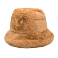 Dettaglio del cappello a secchiello in finta pelliccia color caramello con texture morbida - M(56-58cm) / Cachi