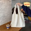 Gros plan sur un sac fourre-tout en toile blanche avec texture jacquard à chevrons épais - Sac de style gilet