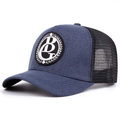 Dettaglio cappello trucker vintage blu navy con stemma ricamato e rete retro - Regolabile / Blu navy