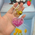 Acryl Herz Schlüsselanhänger mit pink-violettem Glitzer und Stern-Pailletten - Hellgoldene Kette + Leuchtendes Herz + Glocke / Lila-Fuchsie