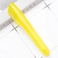 Gele markeerstift met schuine punt voor studenten en dagboekgebruik, met klem op de dop - Geel