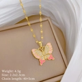 Makroaufnahme der rosa Schmetterlingskette mit Maßen 2,2x2,3 cm und Gewicht 4,5 g - Goldene Kette Rosa Schmetterling Anhänger (J229)