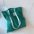 Dettaglio della borsa tote in tela verde con motivi geometrici ed etichetta logo bianca - Nero Con Motivo A Catena Verde E Blu