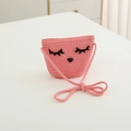 Détail du sac bandoulière en paille rose avec visage de chat mignon et sangle tissée - 2-6 Ans / Sac / Rose vif