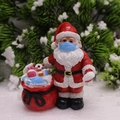 Figura de Papá Noel con máscara médica y bolsa de regalos de higiene en resina - Decorative Figurines