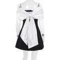 Nauwsluitende zwarte off-shoulder mini-jurk met een grote witte satijnen strik - XS / Zwart & Wit Met Grote Strik