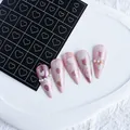 Dettaglio degli adesivi per unghie H-345 con unghie finte rosa marmo e cuori - H345 Cuore Cavo