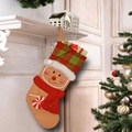 Weihnachtsstrumpf mit Lebkuchenmann-Motiv, rotem Schal und Karomuster am Kamin - Kariertes Hut Design