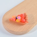 Miniatura di crostata di frutta in PVC con bacche lucide e fette di agrumi - Modello di Simulazione/Accessorio / Pizza alla Marmellata Trasparente - Senza Fibbia