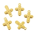 Details von fünf goldenen Edelstahl-Kreuzanhängern mit strukturierter Relief-Oberfläche - Spitzenkreuz / Gold
