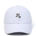 Dettaglio del cappellino in cotone bianco con ricamo di un astronauta di qualità - Regolabile / Bianco