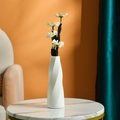 Minimalistische weiße Vase mit Spiralstruktur und eleganten weißen Kunstblumen - 3559 Spirale / Weiß
