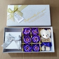 Scatola regalo con fiori di sapone viola, orsetto e scritta Especially for you dorata - Set viola (include 6 fiori + orsetto + portagioie + sacchetto regalo)