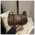Détail de la texture léopard en similicuir et du nœud papillon en métal sur le sac - Léopard Marron