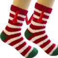 Dettaglio delle calze natalizie in pile corallo a righe bianche e rosse con talloni verdi - Modello 9 (Strisce Rosse Bianche Tallone Verde)