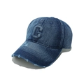 Dettaglio della lettera C ricamata su berretto in denim blu scuro con visiera strappata - M (56-58cm) / Blu