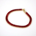 Detail eines 18K vergoldeten Armbands mit rechteckiger roter Zirkonia Tenniskette Link - Rot