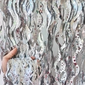 Dettaglio della tenda a frange olografiche argentate con trama metallica per feste - Forma a S Effetto Ceramica (Decorazione in PVC) / Argento