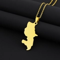 Macro del collar con colgante mapa de Martinica en oro sobre fondo negro texturizado - Dorado Pulido