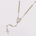 Primer plano de collar rosario con medalla de la Virgen María y colgante de cruz con brillo - Bicolor (Oro y Plata)