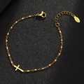 Dettaglio del bracciale a croce in acciaio inossidabile dorato con perline rosa e chiusura - Oro-Rosa
