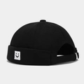 Primer plano del gorro Miki negro con parche de carita sonriente y correa ajustable - Ajustable / Negro