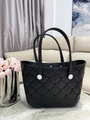 Detalle del bolso de playa negro de EVA con textura de diamante 3D y orificios de ventilación - Negro