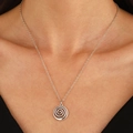 Collier avec pendentif tourbillon argenté pour hommes et femmes porté par un mannequin - Collier pendentif spirale argent antique (N-407)