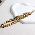 Λεπτομέρεια χρυσής αλυσίδας cuban link με διακοσμητική κίτρινη τετράγωνη χάντρα επάνω - Χρυσό