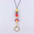 Detail von bunten Silikonperlen mit Regenbogen-Charm und Leopardenmuster an einem Schlüsselband - Rot