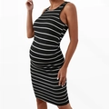Vista laterale dell'abito premaman a righe con vestibilità elastica e senza maniche - L / Nero