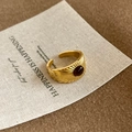 Verstelbare gouden ring met tijgeroogsteen op een esthetische beige kaartachtergrond - Goud Zonnestraal Patroon Open Ring