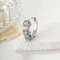 Silberner geometrischer Creolen-Ohrring mit blauen Zirkonia und weißen Kristallen - Hellseeblau