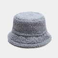 Gros plan sur la matière polaire peluche bleu clair d'un bob d'hiver pour femmes - M (56-58cm) / Bleu Brume