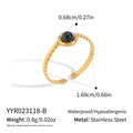 Nahaufnahme vergoldeter Edelstahlring mit schwarzem Edelstein und gedrehtem Banddetail - Schwarzer Stil (YYR023118-B)