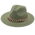 Détail d'un chapeau fedora en paille vert olive avec une élégante chaîne en or rose - Chapeau de Paille à Bord Plat / Vert Militaire