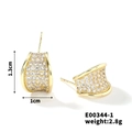 Dettaglio orecchini dorati con zirconi con indicazione dimensioni 1,3x1 cm e peso di 2,8g - Stile Micro-Intarsiato Curvo (E00344-1)