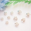 Vista detallada de cuentas de rosa huecas plateadas para joyería artesanal y brazaletes - 6mm / Plateado