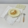 Assiette en céramique crème au style français avec bords festonnés et croissant - 68*64cm / Blanc