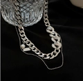 Collana a doppio strato in argento con ciondolo di perle su sfondo nero - Etichetta in Metallo con Perle a Strati Argento