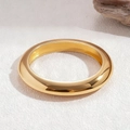 Nahaufnahme des minimalistischen, 18K vergoldeten dicken Armreifs mit Spiegelpolitur - Gold-Stil