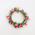Detail von Kerzenkranz mit roten und rosa Blüten und grünen Blättern auf Rattan - Valentinstag Rosa Rot Pip Beeren Kerzenring / Rot/Rosa