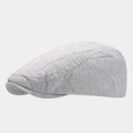 Vista detallada de una gorra plana gris claro transpirable con un fino patrón de rejilla - Ajustable / Gris claro