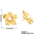 Goldene Blumenohrringe mit Perle und Maßangaben 2,5cm x 2,2cm auf weißem Hintergrund - Radialmuster Blume Perle (E01693-7)