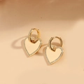 Dettaglio degli orecchini a cuore dorati con zirconi micro-pavé su sfondo beige - Stile Cuore (ES2550-1)