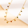 Détail du collier doré avec pendentifs couronne et pierres de zircon colorées - Collier Couronne en Zircone Multicolore