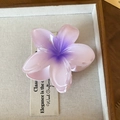 Détail de la pince à cheveux fleur de lys dégradé rose et violet sur plateau en bois - Pince Lys Violet