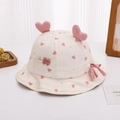 Dettaglio cappello da sole per neonata con cuori rosa, decori 3D e trama a costine - 48cm (6 Mesi-2 Anni) / Rosa