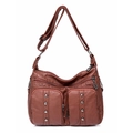 Borsa a tracolla in ecopelle marrone con zip multiple e dettagli in borchie - Marrone