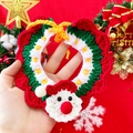 Detail of handmade crochet pet Christmas collar with Santa Claus knitting pattern - M / Santa Claus Bib